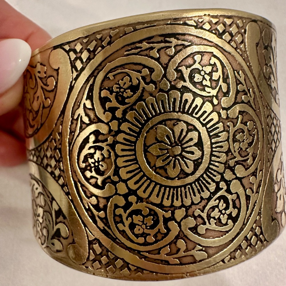 Intricate Gold / Copper Cuff Bracelet. Like New Condition. No Call Outs.